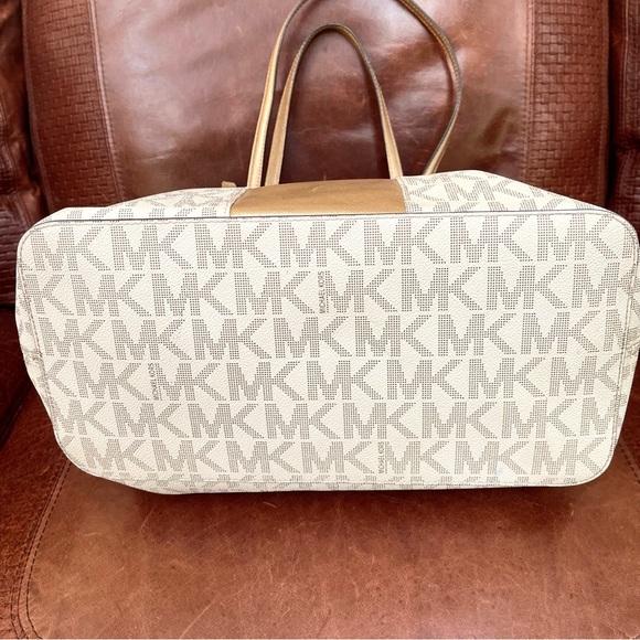 Michael Kors Spacious Caryall Tote Bag - Picture 5 of 9